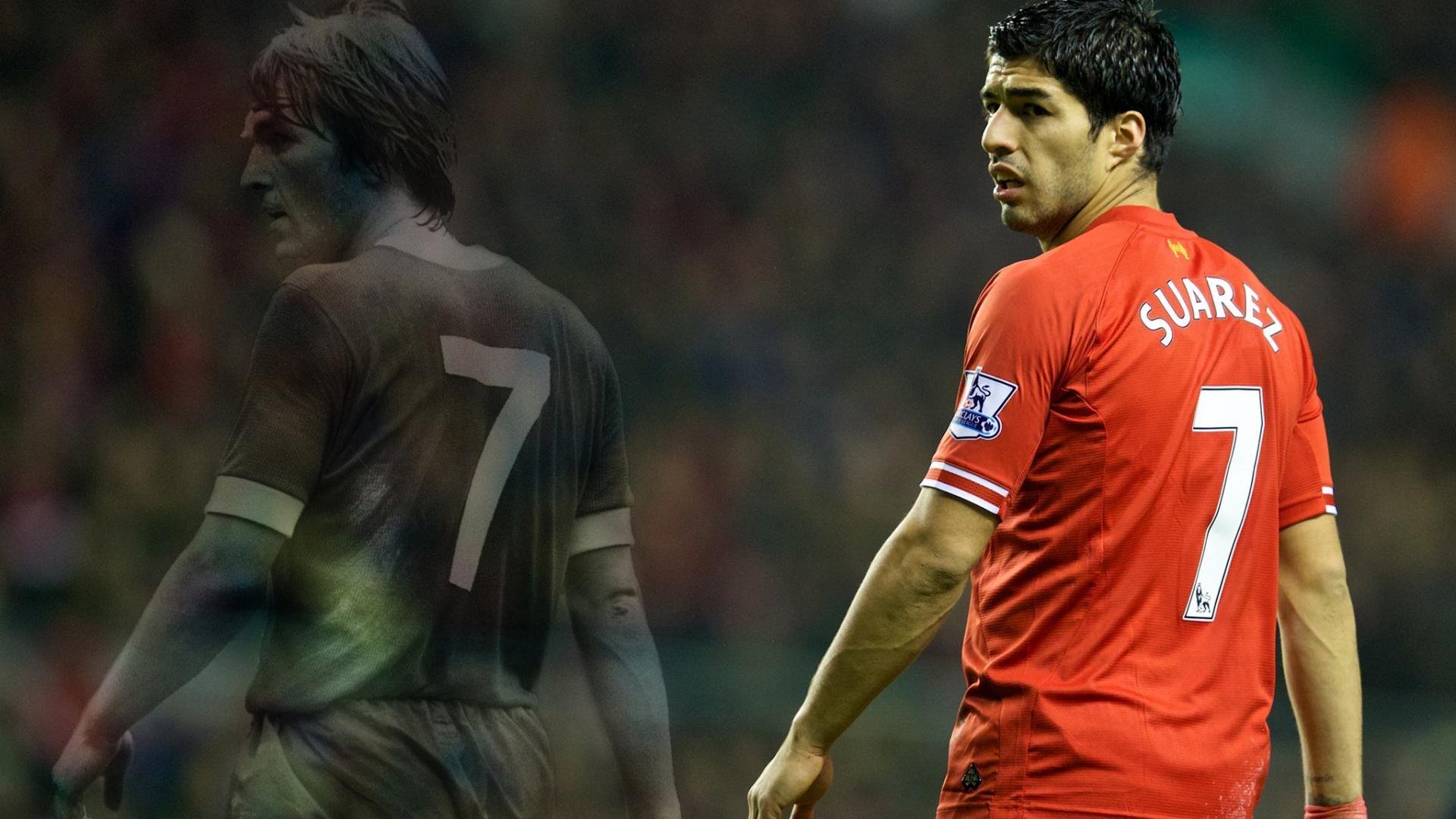 场边镜头记录球员互动瞬间展现团队温情与默契，球员们在赛场上展现